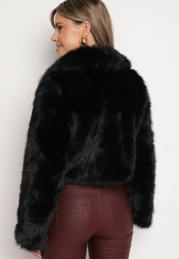 Born2be - Czarna Futerkowa Kurtka o Krótkim Kroju z Eleganckim Kołnierzem Tazamisa. Okazja: na co dzień. Kolor: czarny. Materiał: jeans. Długość: krótkie. Styl: elegancki