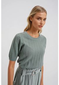 MOODO - Sweter z krótkimi rękawami oliwkowy. Kolor: oliwkowy. Materiał: bawełna, akryl. Długość rękawa: krótki rękaw. Długość: krótkie #1
