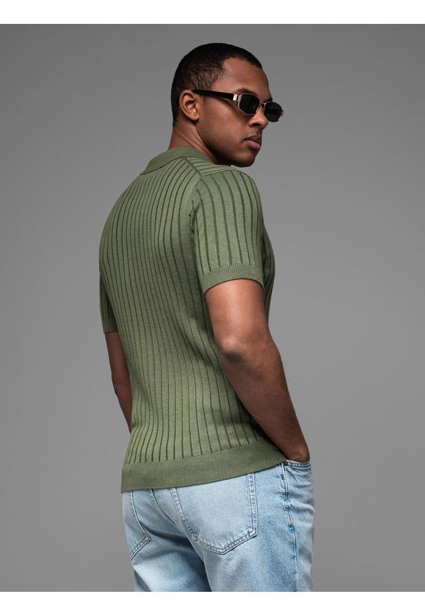 Ombre Clothing - Męska koszulka polo z wiskozą SLIM FIT w pionowy prążek – oliwkowa V4 OM-POSS-0143 - XXL. Typ kołnierza: polo. Kolor: oliwkowy. Materiał: wiskoza. Wzór: prążki. Styl: klasyczny, elegancki
