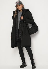 Born2be - Czarna Długa Kurtka z Kapturem i Ściągaczem w Talii Tarlinia. Okazja: na co dzień. Typ kołnierza: kaptur. Kolor: czarny. Materiał: dzianina. Długość: długie. Wzór: aplikacja. Styl: casual, elegancki #4