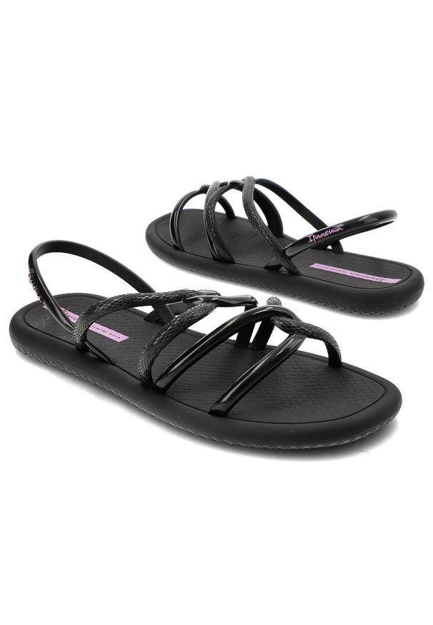 Czarne Sandały Ipanema Modne Wsuwane Obuwie Damskie. Okazja: na plażę, na spacer. Zapięcie: bez zapięcia. Kolor: czarny. Materiał: tworzywo sztuczne, materiał. Wzór: paski. Sezon: lato. Styl: elegancki