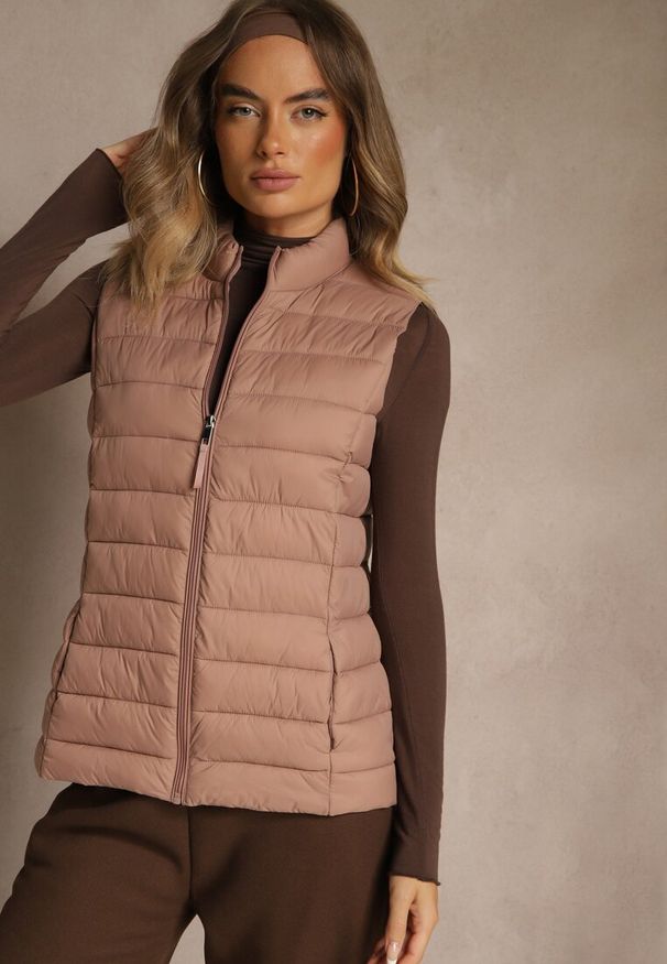 Renee - Beżowa Kamizelka Ozdobiona Pikowaniem Soellame. Okazja: na co dzień. Kolor: beżowy. Wzór: aplikacja. Styl: casual, street