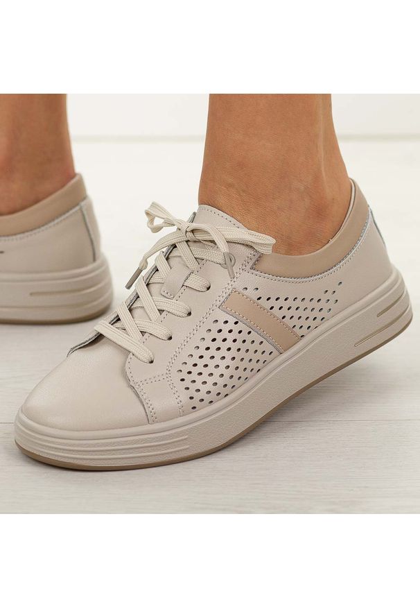 Beżowe skórzane półbuty damskie Jezzi 18-25. Okazja: na co dzień. Zapięcie: sznurówki. Kolor: beżowy. Materiał: skóra. Szerokość cholewki: normalna. Wzór: ażurowy. Sezon: wiosna, lato, jesień. Styl: casual, klasyczny, elegancki