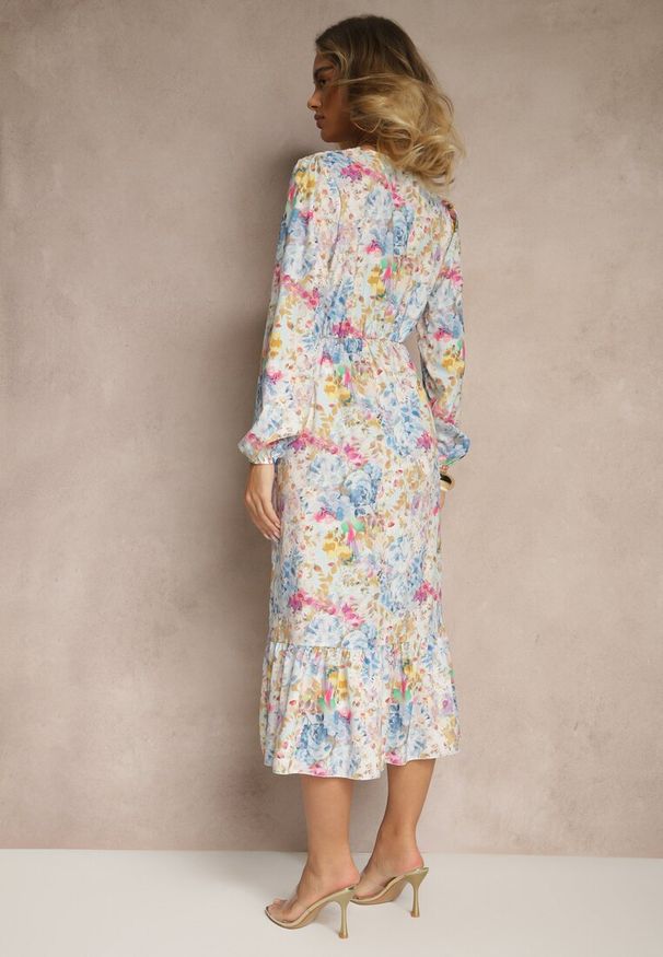 Renee - Jasnoniebieska Sukienka w Kwiatowy Print o Rozkloszowanym Kroju z Dekoltem w Serek Janellia. Typ kołnierza: dekolt w serek. Kolor: niebieski. Długość rękawa: długi rękaw. Wzór: kwiaty, nadruk. Typ sukienki: rozkloszowane