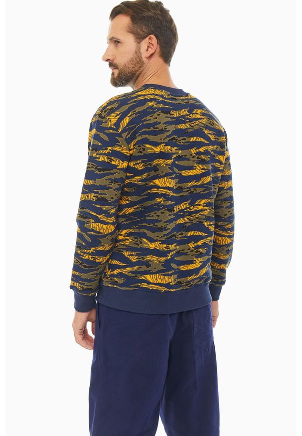 Lee - LEE SEASONAL CAMO SWS MĘSKA BLUZA BEZ KAPTURA WASHED BLUE L80ASPLR 112121285. Typ kołnierza: bez kaptura