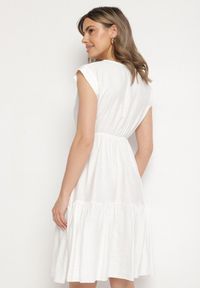 Born2be - Biała Wiskozowa Sukienka o Rozkloszowanym Kroju Lizena. Okazja: na imprezę, na co dzień. Kolor: biały. Materiał: wiskoza. Sezon: wiosna, lato. Styl: casual, klasyczny #4