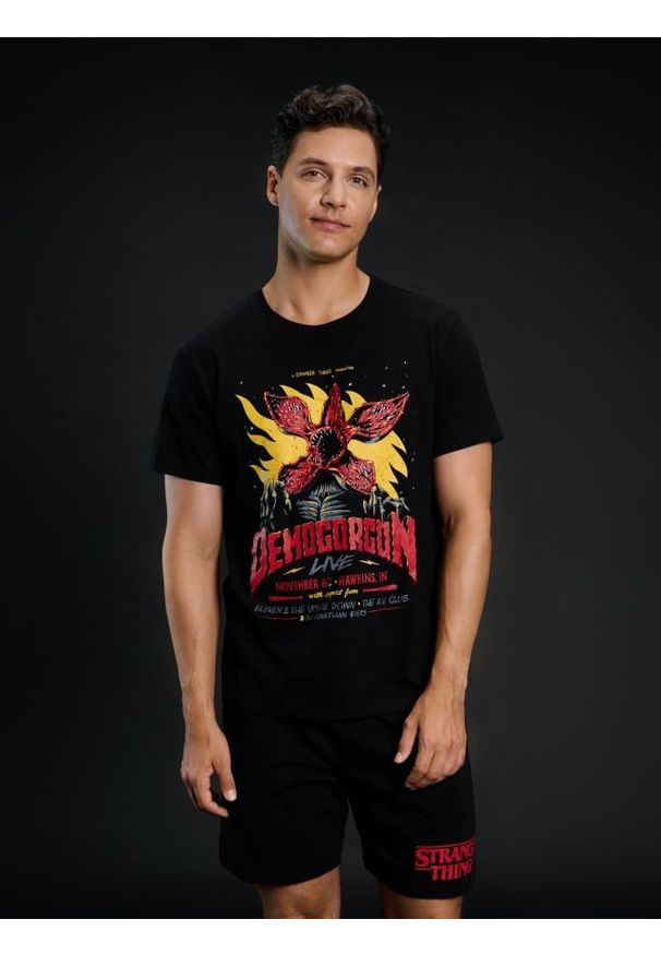 Sinsay - Piżama dwuczęściowa z nadrukiem Stranger Things - czarny. Kolor: czarny. Wzór: nadruk