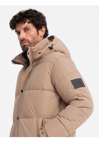 Ombre Clothing - Pikowana długa kurtka męska z odpinanym kapturem – beżowa V2. Typ kołnierza: kaptur. Kolor: beżowy. Materiał: guma, puch, tkanina, poliester, materiał, syntetyk. Długość: długie. Wzór: gładki, aplikacja, ze splotem #3