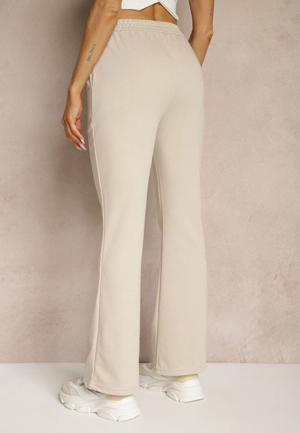 Renee - Beżowe Dresowe Spodnie Flare z Gumką w Pasie Efranaria. Okazja: na co dzień. Kolor: beżowy. Materiał: dresówka. Styl: casual