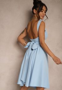 Renee - Niebieska Sukienka o Rozkloszowanym Fasonie z Kokardą na Tyle Soneritia. Typ kołnierza: kokarda. Kolor: niebieski. Styl: elegancki #4