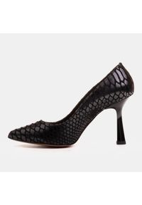 Marco Shoes Eleganckie czółenka z zamszu powlekanym wzorkiem wężowym czarne. Kolor: czarny. Materiał: zamsz. Styl: elegancki #9