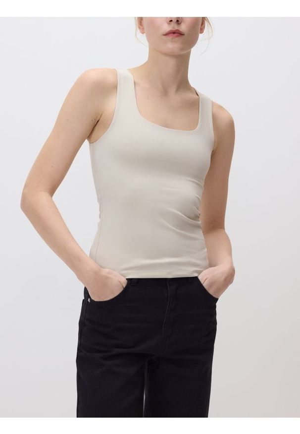 Reserved - Gładki top - beżowy. Kolor: beżowy. Materiał: dzianina. Wzór: gładki