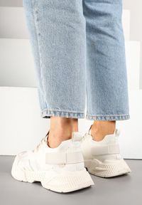 Born2be - Beżowe Sneakersy Streetwearowe na Podeszwie z Tłoczeniami i Rzepem Zilanne. Okazja: na co dzień. Zapięcie: rzepy. Kolor: beżowy. Materiał: jeans. Obcas: na płaskiej podeszwie #3