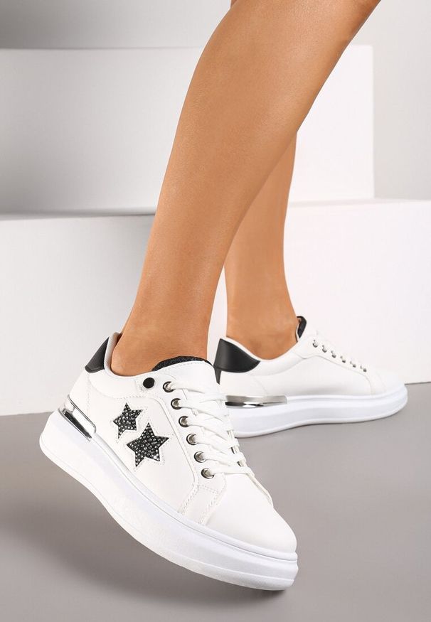 Born2be - Biało-Czarne Płaskie Sneakersy z Gwiazdkami i Metalicznymi Wstawkami Jalelia. Okazja: na spotkanie biznesowe. Nosek buta: okrągły. Kolor: biały. Materiał: jeans. Wzór: aplikacja