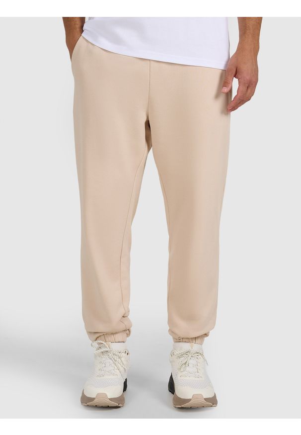 4f - 4F Spodnie dresowe joggery męskie - beżowe M. Kolor: beżowy. Materiał: dresówka. Wzór: gładki, ze splotem