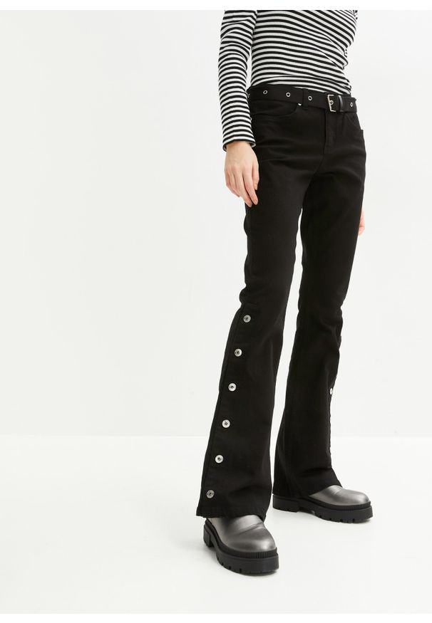 bonprix - Spodnie twillowe z paskiem i plisą guzikową z boku (2 części). Kolor: czarny