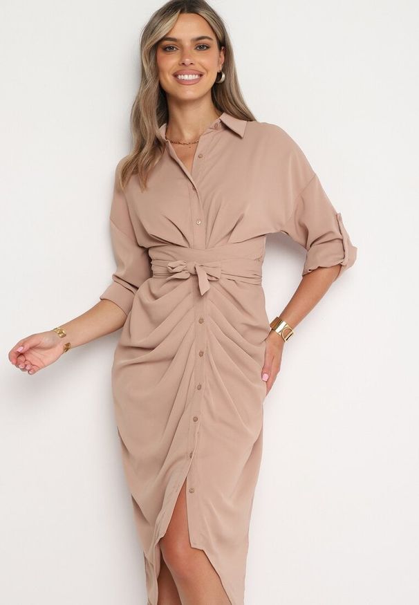 Born2be - Ciemnobeżowa Sukienka Koszulowa z Wiązanym Paskiem i Marszczeniem Hinula. Kolor: beżowy. Materiał: materiał, tkanina. Wzór: gładki, jednolity. Typ sukienki: koszulowe. Styl: elegancki. Długość: midi