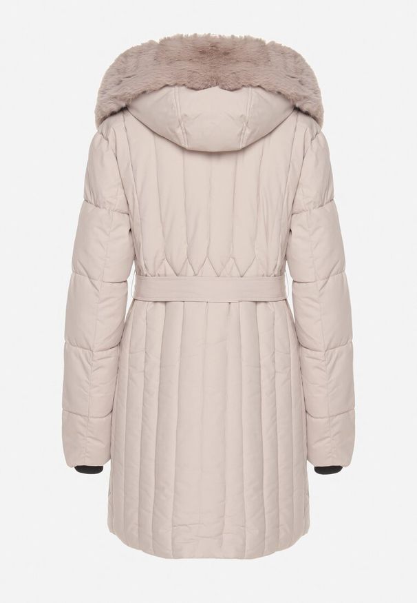 Born2be - Beżowa Kurtka z Pionowymi Pikowanymi Przeszyciami i Kapturem z Futrem Wiązana w Pasie Leoriya. Okazja: na co dzień. Kolor: beżowy. Materiał: futro. Styl: casual