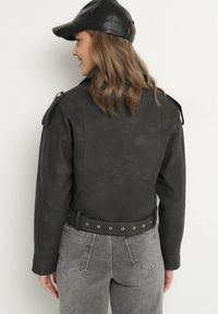 Born2be - Czarna Kurtka Ramoneska z Ozdobnym Paskiem Sesanoria. Okazja: na co dzień. Kolor: czarny. Materiał: jeans. Długość rękawa: długi rękaw. Długość: krótkie. Styl: casual, rockowy, elegancki #7