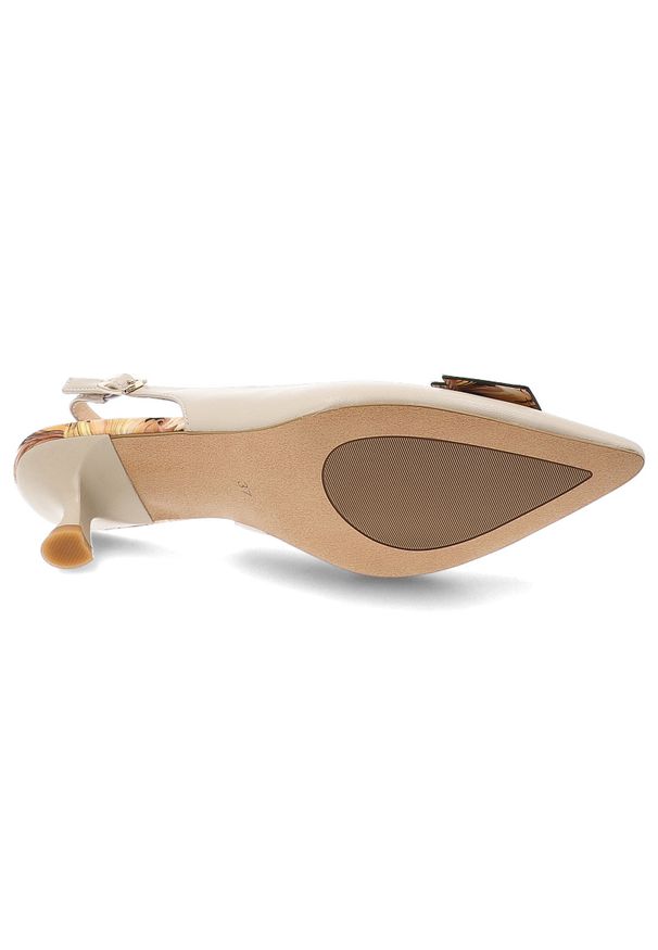 Czółenka damskie S.Barski, slingback ze skóry naturalnej z ozdobną aplikacją dekoracyjnym obcasem i regulowanym paskiem, beżowe, LZ61-2006. Okazja: na ślub cywilny, na imprezę, na wesele. Zapięcie: pasek. Kolor: brązowy. Wzór: aplikacja. Materiał: skóra. Sezon: lato, wiosna. Obcas: na obcasie. Styl: elegancki, wizytowy. Wysokość obcasa: średni