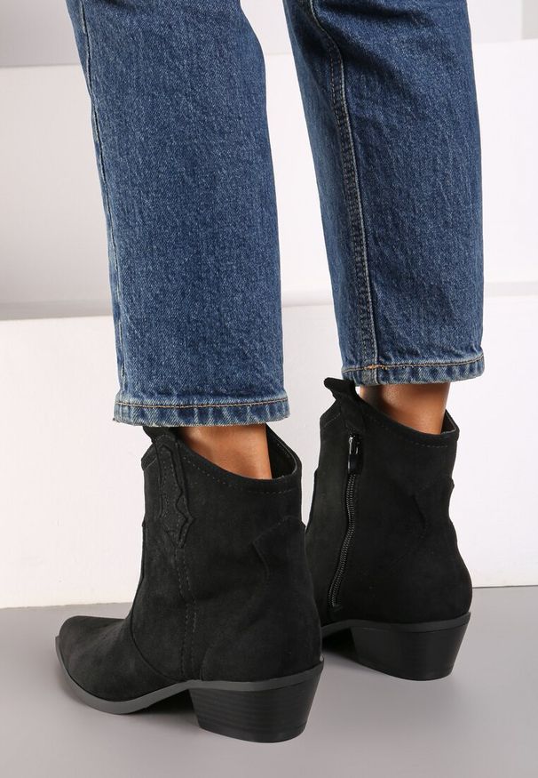 Renee - Czarne Botki na Słupku w Stylu Kowbojek Zapinane na Suwak Evirene. Okazja: na co dzień. Kolor: czarny. Materiał: jeans, skóra. Obcas: na słupku. Styl: casual, boho, elegancki. Wysokość obcasa: średni