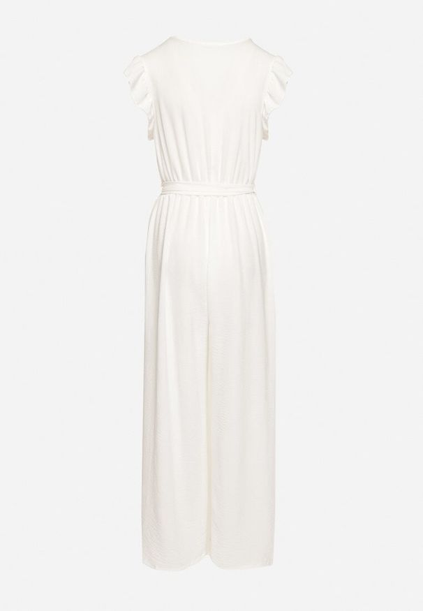 Born2be - Biały Taliowany Kombinezon Koktajlowy z Paskiem w Talii i Falbanami przy Ramionach Vimarine. Okazja: na imprezę. Kolor: biały. Materiał: jeans. Styl: wizytowy