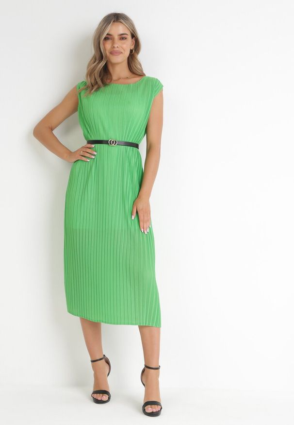 Born2be - Zielona Plisowana Sukienka Midi z Paskiem z Imitacji Skóry Sharia. Kolor: zielony. Materiał: skóra. Długość rękawa: bez rękawów. Styl: elegancki. Długość: midi