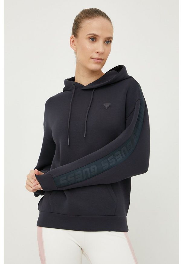 Guess bluza damska kolor granatowy z kapturem z aplikacją. Typ kołnierza: kaptur. Kolor: niebieski. Materiał: materiał, dzianina, wiskoza. Wzór: aplikacja