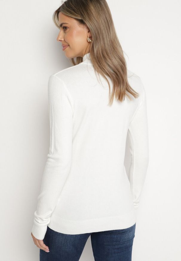 Born2be - Biały Klasyczny Półgolf z Domieszką Kaszmiru Zailena. Okazja: na co dzień, na imprezę. Kolor: biały. Materiał: kaszmir. Wzór: aplikacja. Styl: klasyczny