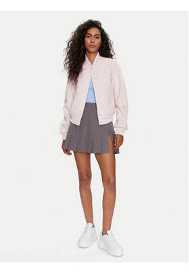 Guess Kurtka bomber W4RL45 WFWS2 Różowy Regular Fit. Kolor: różowy. Materiał: syntetyk