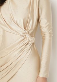 Born2be - Beżowa Dopasowana Sukienka Ozdobiona Cyrkoniami i Marszczeniem Grelila. Okazja: na co dzień. Kolor: beżowy. Wzór: aplikacja. Styl: casual #2