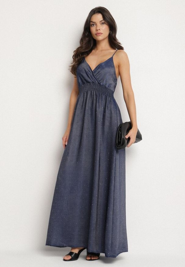 Born2be - Granatowa Kopertowa Sukienka na Ramiączkach z Wiskozy Zdobiona Cyrkoniami Ararielle. Okazja: na co dzień, na spacer, na imprezę. Typ kołnierza: dekolt w kształcie V. Kolor: niebieski. Materiał: wiskoza. Długość rękawa: na ramiączkach. Wzór: aplikacja. Typ sukienki: kopertowe. Styl: klasyczny, casual