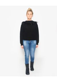CRISTINAEFFE MILANO - Czarny sweter z piórami. Kolor: czarny. Materiał: materiał. Wzór: aplikacja, ze splotem. Sezon: zima, jesień. Styl: klasyczny #3