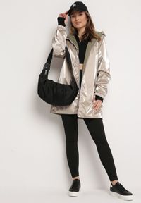 Born2be - Ciemnozielona Kurtka Dwustronna z Nieodpinanym Kapturem i Metalicznym Efektem Lirednil. Kolor: zielony. Wzór: gładki. Styl: elegancki #4