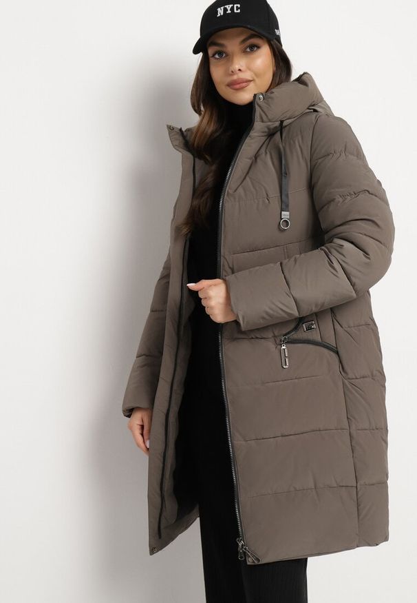 Born2be - Zielona Pikowana Kurtka z Kapturem i Wysokim Kołnierzem Avalentura. Okazja: na spacer, na co dzień. Typ kołnierza: kaptur. Kolor: zielony. Materiał: jeans. Sezon: zima. Styl: casual, klasyczny