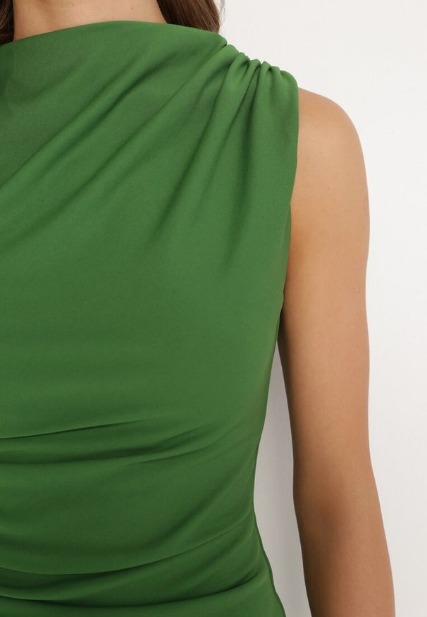 Born2be - Zielona Dopasowana Sukienka Bodycon z Dekoracyjnym Marszczeniem Bez Rękawów Tykena. Okazja: na imprezę. Kolor: zielony. Długość rękawa: bez rękawów. Typ sukienki: bodycon. Styl: wizytowy