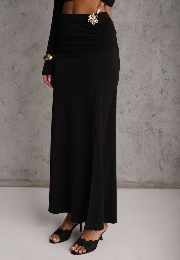 Renee - Czarny Komplet Spódnica i Longsleeve Zdobione Marszczeniami i Aplikacjami Bervessa. Kolor: czarny. Wzór: aplikacja