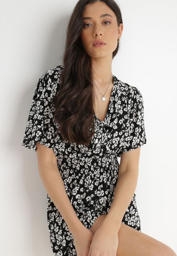 Born2be - Czarny Kombinezon Kala. Kolor: czarny. Materiał: wiskoza. Długość: krótkie. Wzór: kwiaty. Sezon: lato