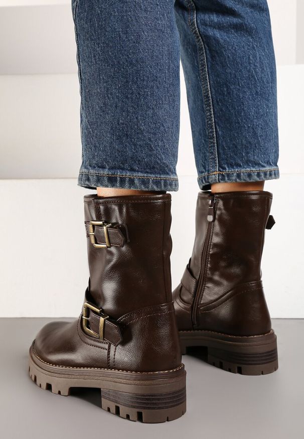 Born2be - Brązowe Botki Bikery na Grubej Tłoczonej Podeszwie Ozdobione Klamrami Ravalissae. Zapięcie: klamry. Kolor: brązowy. Materiał: jeans, skóra, wełna. Wzór: aplikacja. Obcas: na obcasie. Styl: elegancki. Wysokość obcasa: średni