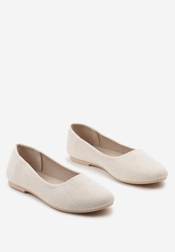 Renee - Beżowo-Złote Klasyczne Balerinki Materiałowe z Okrągłym Noskiem Sililena. Okazja: na co dzień, do pracy, na spotkanie biznesowe, na spacer. Nosek buta: okrągły. Kolor: beżowy. Materiał: materiał. Obcas: na obcasie. Styl: klasyczny. Wysokość obcasa: niski