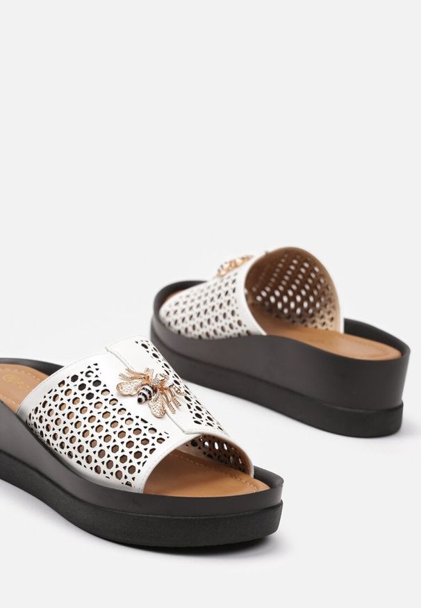 Renee - Białe Klapki na Niskim Koturnie z Ozdobą Metalową i Ażurowymi Wycięciami Parttia. Okazja: na spacer. Kolor: biały. Materiał: len, materiał. Wzór: ażurowy, aplikacja. Sezon: lato. Obcas: na koturnie. Styl: elegancki, wizytowy