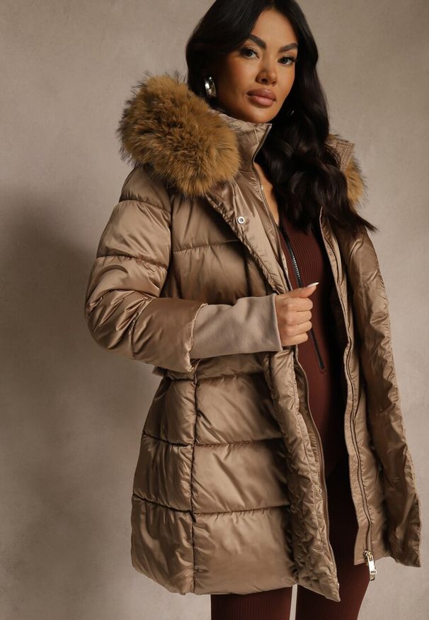 Renee - Ciemnobeżowa Pikowana Kurtka z Paskiem i Kapturem z Futerkiem Lilittia. Kolor: beżowy. Materiał: futro. Sezon: zima. Styl: elegancki