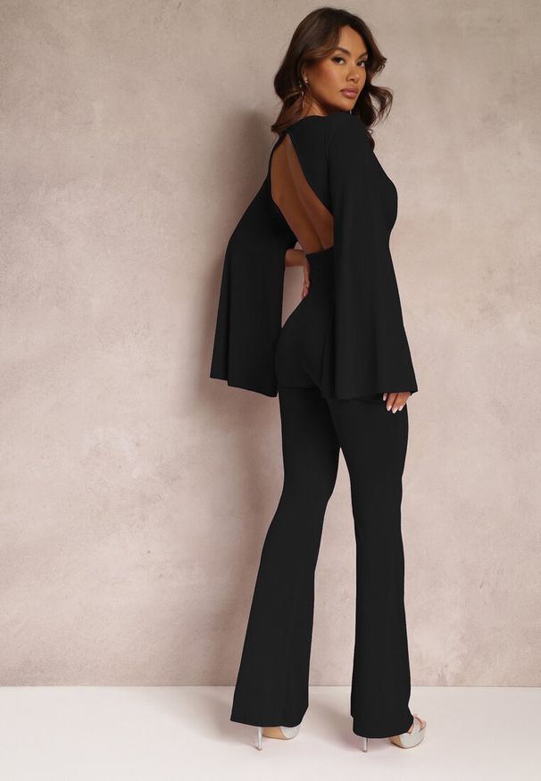 Renee - Czarny Dopasowany Kombinezon z Rozkloszowanymi Rękawami i Głębokim Dekoltem Andrika. Kolor: czarny. Styl: street