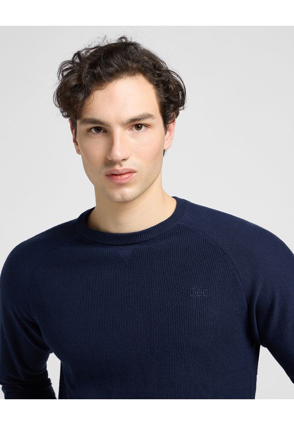 Lee - LEE RAGLAN CREW KNIT MĘSKI SWETER SKY BLUE L83PKHHY 112321587. Długość rękawa: raglanowy rękaw