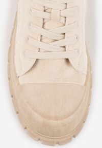 Renee - Beżowe Sneakersy Vices na Platformie z Tłoczeniem Ozdobione Perforacją Leaniael. Okazja: na co dzień. Kolor: beżowy. Materiał: jeans. Wzór: aplikacja. Obcas: na platformie #9