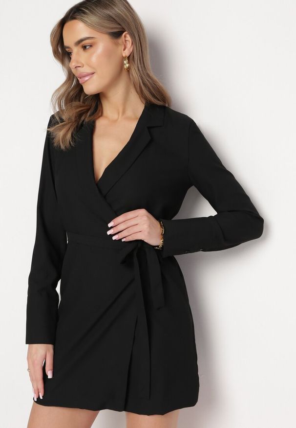 Born2be - Czarna Klasyczna Sukienka Kopertowa z Rozszerzanymi Rękawami i Paskiem Arlevi. Kolor: czarny. Typ sukienki: kopertowe. Styl: klasyczny