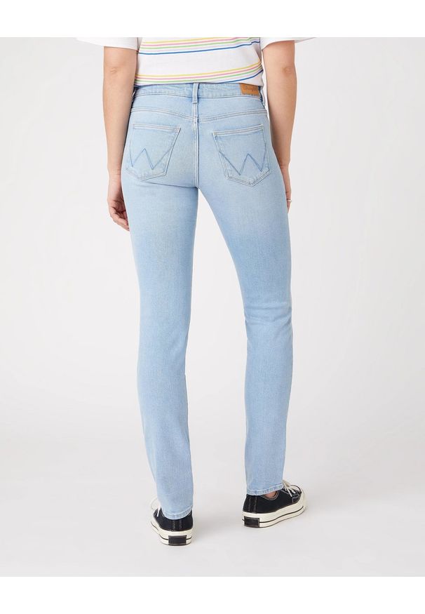 Wrangler - SPODNIE DAMSKIE WRANGLER SLIM CLEAR BLUE W28LZH280 112128452