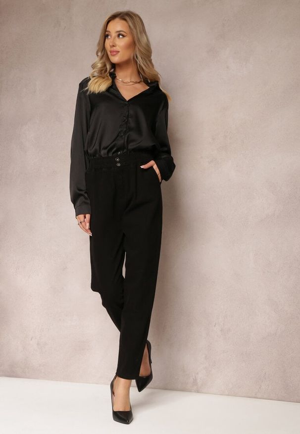 Renee - Czarne Jeansy High Waist o Fasonie Mom Fit Petitlla. Okazja: na co dzień. Stan: podwyższony. Kolor: czarny. Styl: klasyczny, casual, elegancki