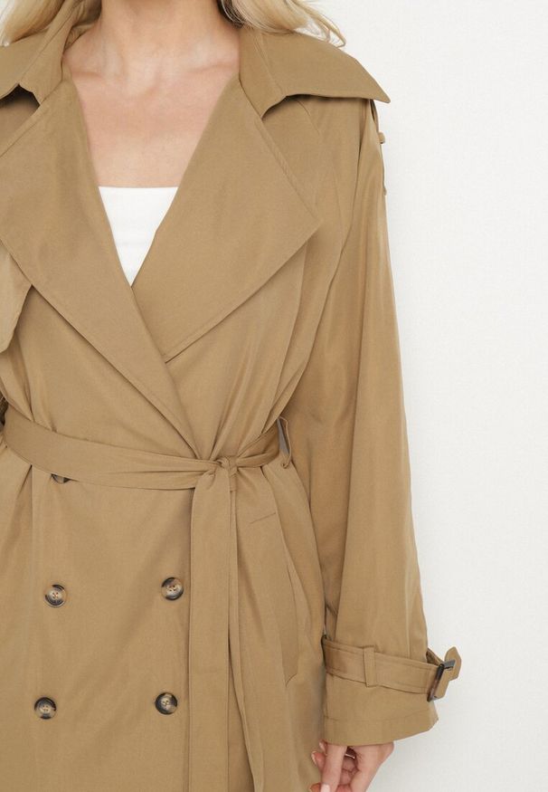 Born2be - Jasnobrązowy Długi Płaszcz Trencz Dwurzędowy z Paskiem w Talii Cadenite. Typ kołnierza: kolnierz wykładany. Kolor: brązowy. Długość: długie