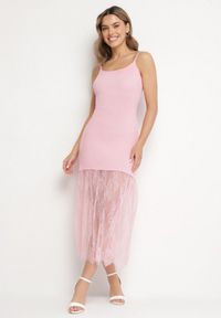 Born2be - Różowa Prążkowana Sukienka Koktajlowa Ozdobiona Koronką Sonalitea. Kolor: różowy. Materiał: prążkowany, koronka. Wzór: koronka, aplikacja. Styl: wizytowy #1